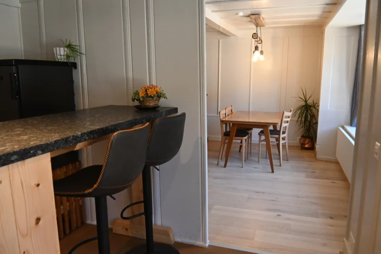 Salon avec table à manger vu depuis la cuisine, La Poutre de Perlimpinpin