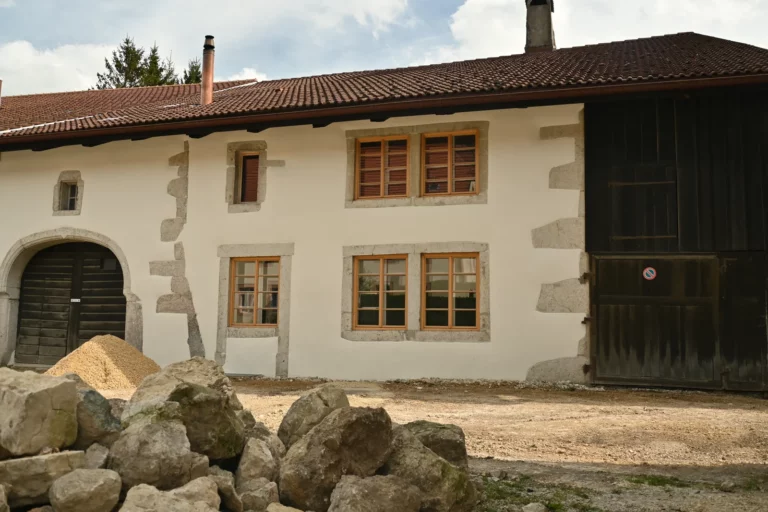 Façade nord après rénovation à la chaux, La Poutre de Perlimpinpin