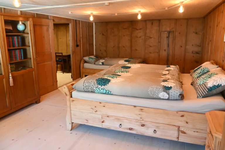 Grande chambre avec lit double et un lit simple, La Poutre de Perlimpinpin