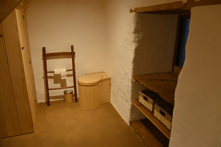 Salle de bain avec toilettes sèches et mur à la chaux, La Poutre de Perlimpinpin