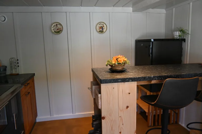 Cuisine avec cuisinière à bois, La Poutre de Perlimpinpin