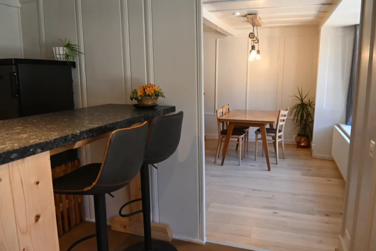 Salon avec table à manger vu depuis la cuisine, La Poutre de Perlimpinpin