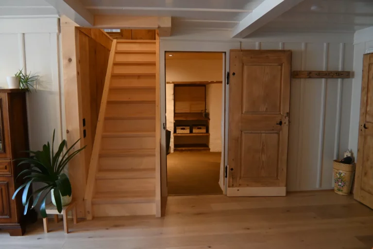 Salon avec escaliers pour les chambres et accès à la salle de bain, La Poutre de Perlimpinpin