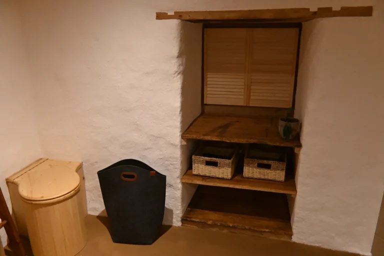 Salle de bain avec toilettes sèches et mur à la chaux, La Poutre de Perlimpinpin
