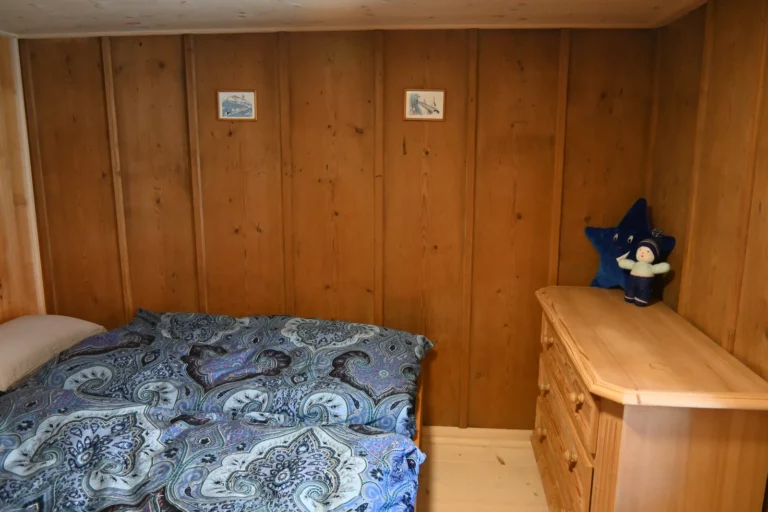 Petite chambre avec 2 lits simples et une commode, La Poutre de Perlimpinpin