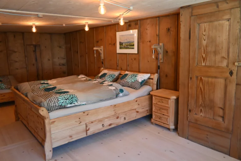 Grande chambre avec lit double et un lit simple, La Poutre de Perlimpinpin