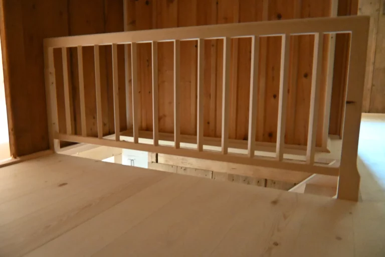 2025 - Mise en place de la barrière en haut de l'escalier principale